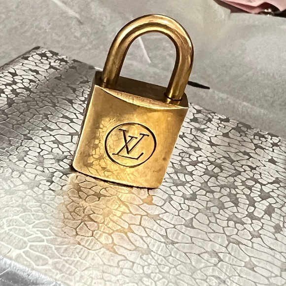 RARE Angel #222 LV Lock & Key - Picture 10 of 13